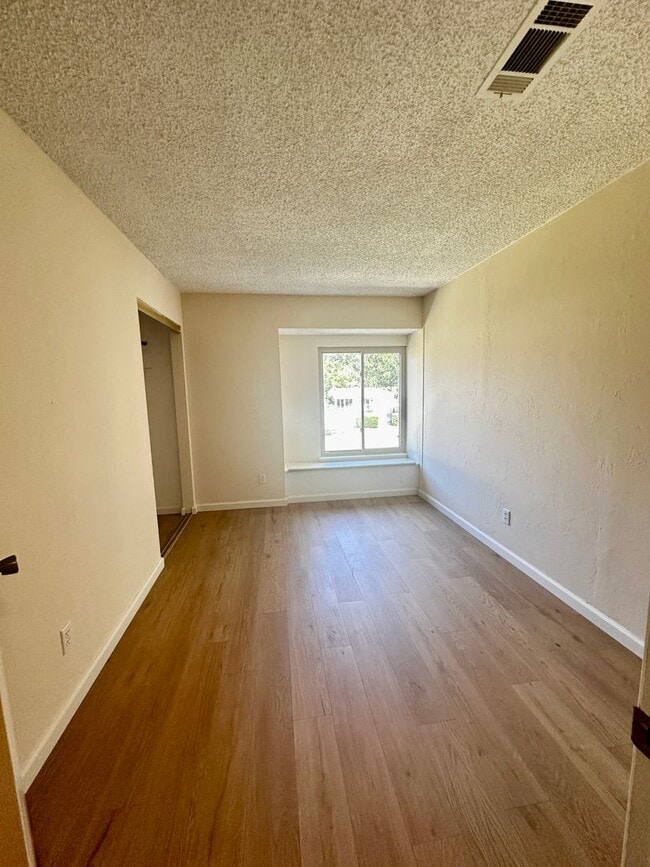 Building Photo - 5042 Glide Dr