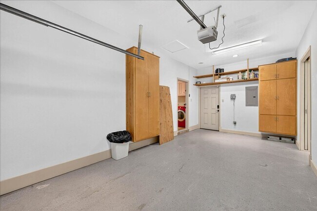 Building Photo - 5305 Greenbriar Dr