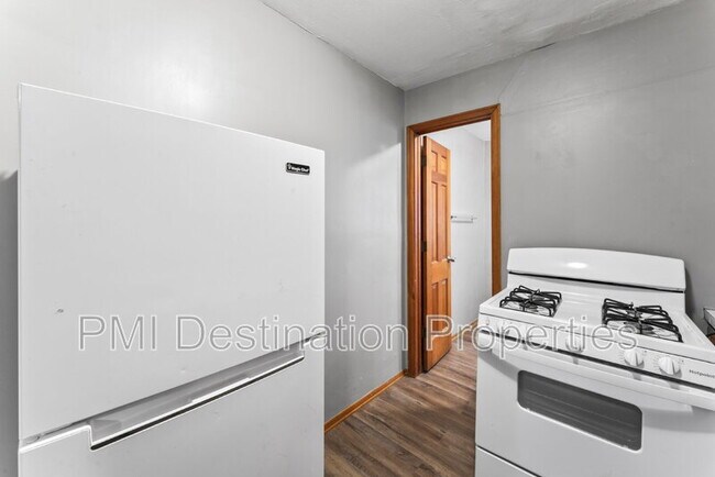 Building Photo - 533 Brown Ave