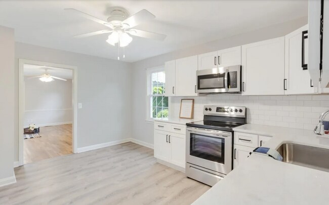 Building Photo - Cozy 3/2 Updated Home in Greenville Available Now!