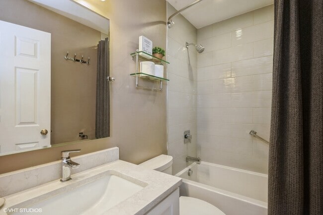 Building Photo - 707 Clover Hill Ct
