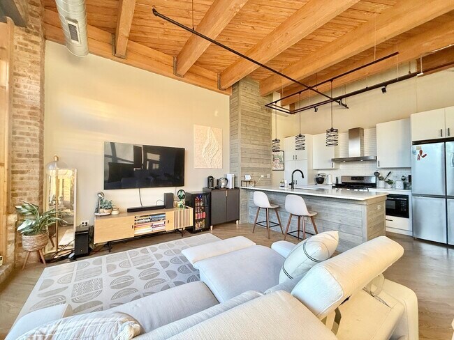 Building Photo - 1040 W Adams St