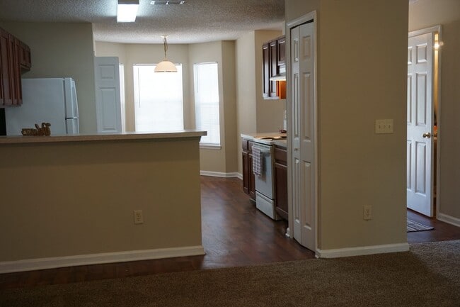 Building Photo - Spacious town home in west Jacksonville