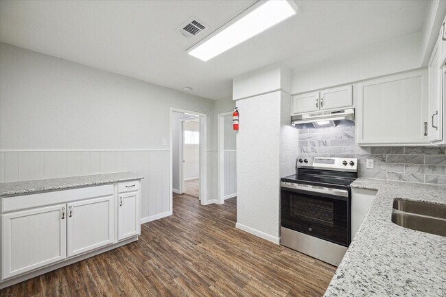 Building Photo - 2331 32nd Ave N