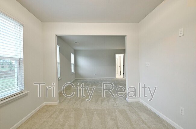 Building Photo - 504 Albertson Ave