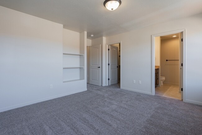 Building Photo - 3 Bedroom Townhome in Prime Washington Com...