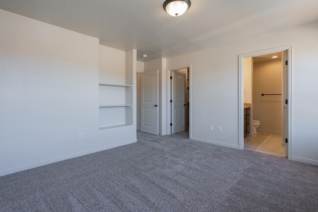 Building Photo - Comfortable Townhome Living with Pool Access