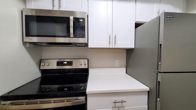 Building Photo - Beautifully Renovated 2 Bedroom, 2 Full Ba...