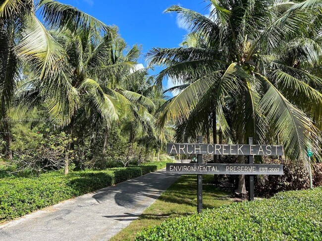 Building Photo - 2500 NE 135th St