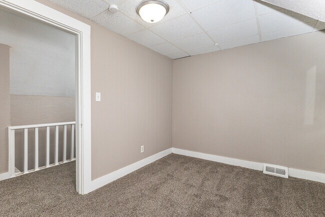 Building Photo - 910 W Locust St