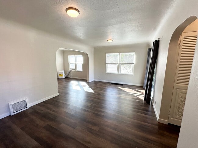 Building Photo - Adorable remodeled in 2023 2 bedroom 1 bathroom duplex available soon!