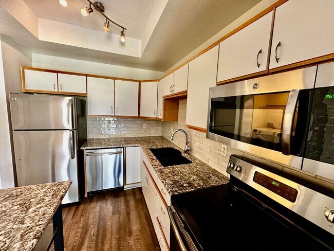 Building Photo - "Spacious 2-Bed, 2-Bath Condo with Pool Ac...