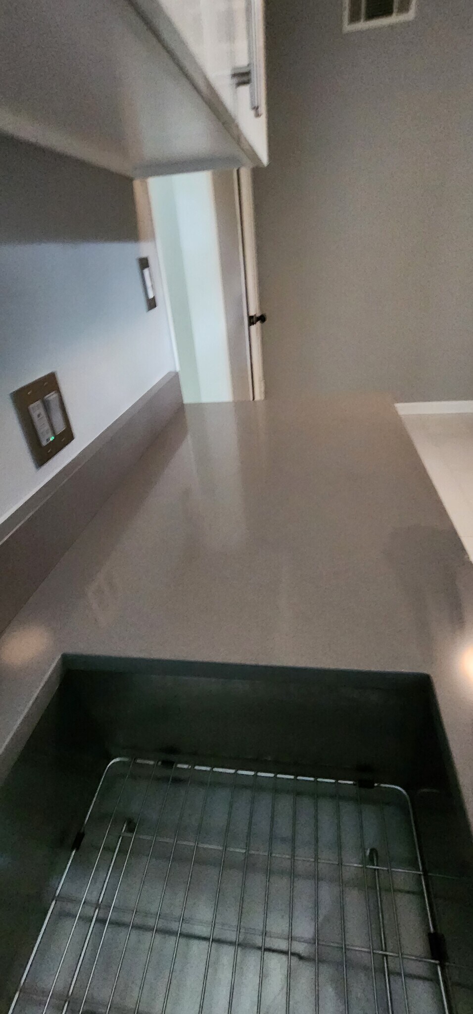 Kitchen counter - quartz - 415 Willow Ln