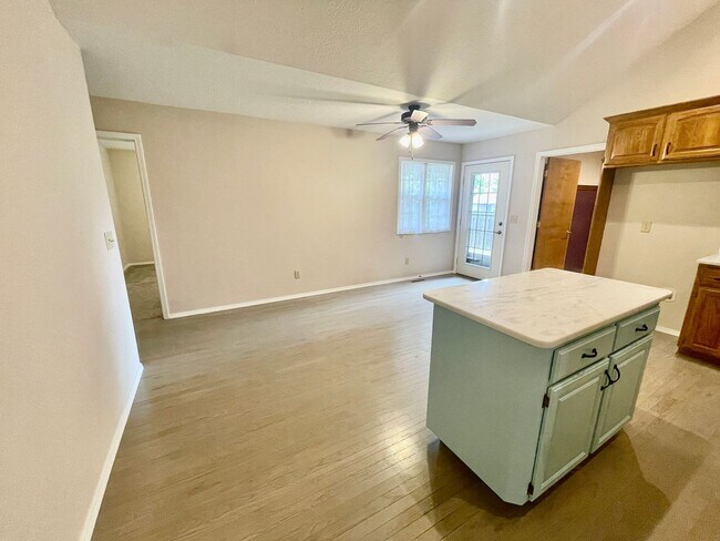 Building Photo - 1233 E Ogorman Ct