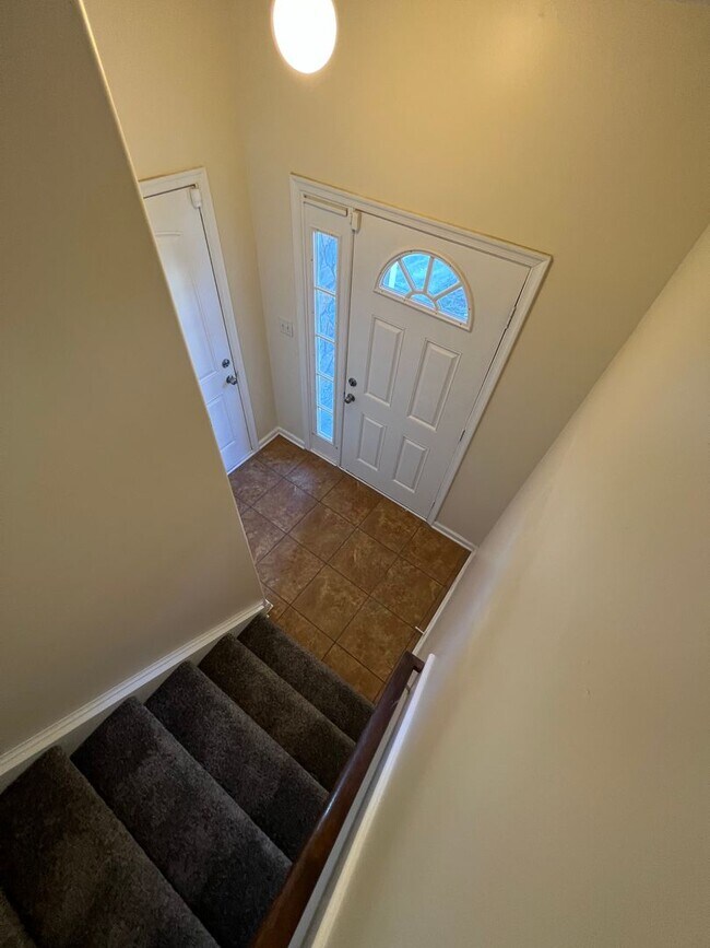 Building Photo - Available Now! 2nd Story, 3 Bed, 2.5 Bath Condo with Screened-in Balcony in Adams Landing