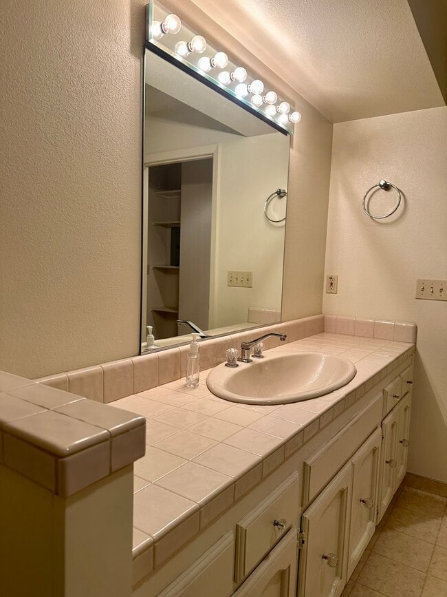 Building Photo - Available now, Executive 4 bdrm home with pool & hot tub!