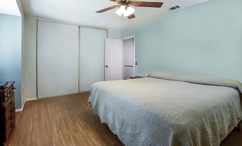 Building Photo - 2121 E Grand Ave