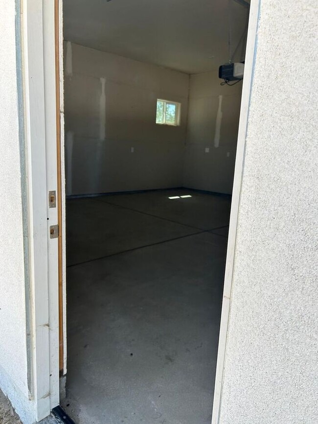Building Photo - Stunning 3 Bedroom 2 Bathroom House for Re...