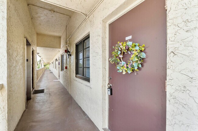 Building Photo - 126 S Cypress Rd
