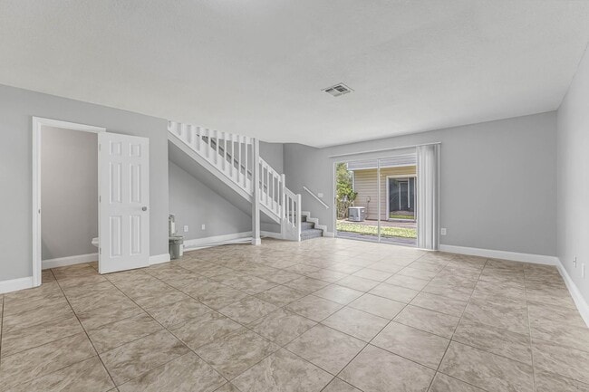 Building Photo - Beautiful 2/2.5 Townhome Near Downtown and...