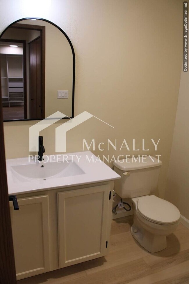 Building Photo - Spacious 3-Bedroom Condo with Detached 1-C...