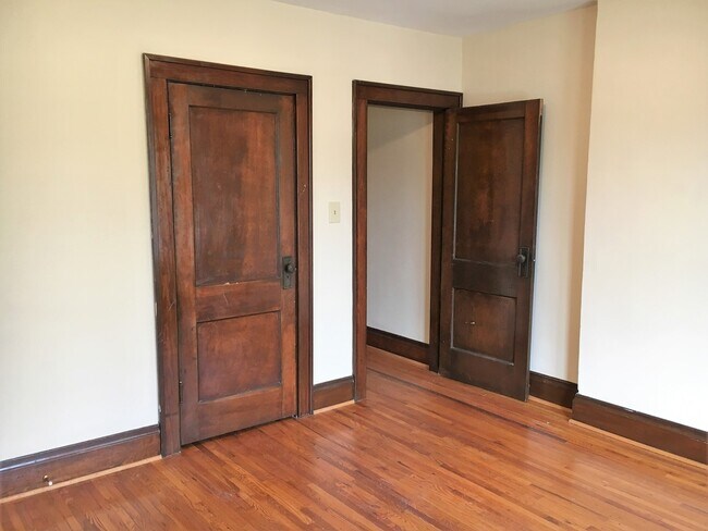 Building Photo - 431-433-433 E Tompkins St