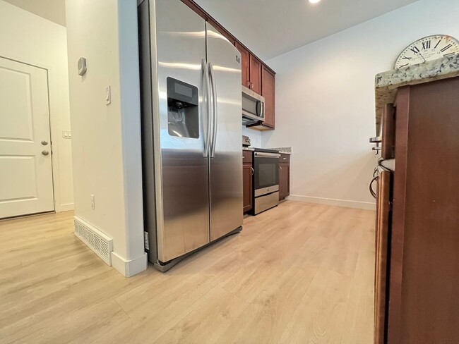 Building Photo - 3 Bedroom/2 Bathroom Townhome In Bluffdale