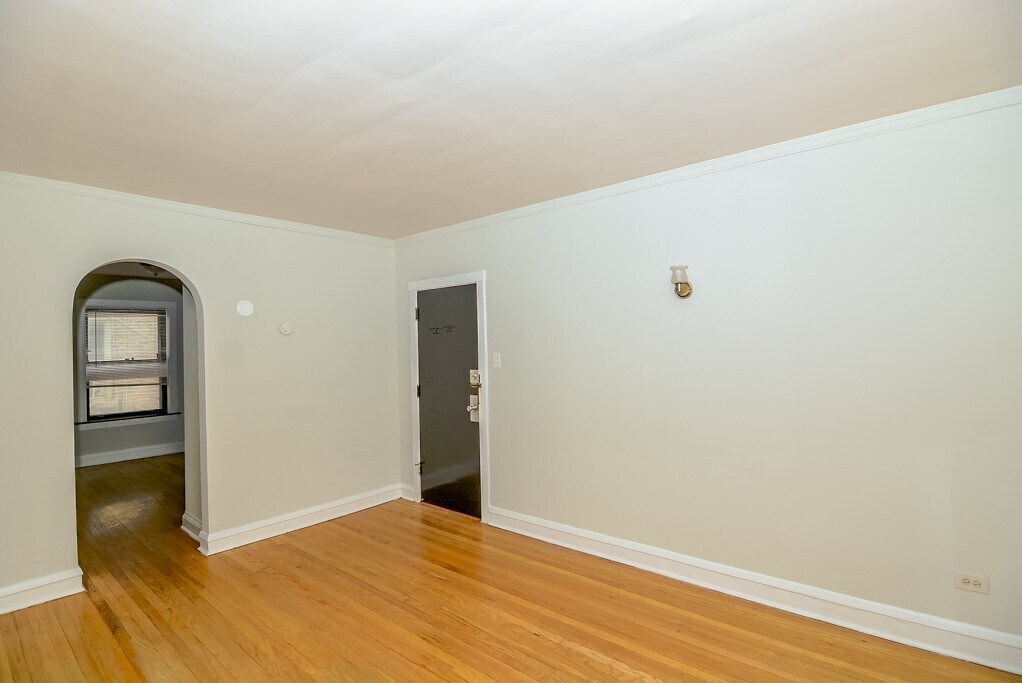 Building Photo - 2111 W Ainslie St