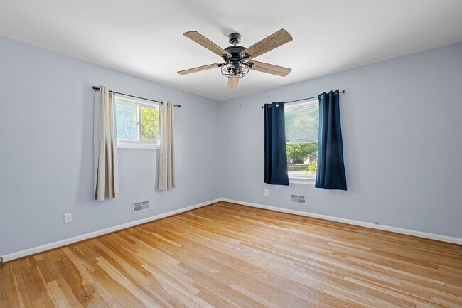 Building Photo - Beautiful 2 Bedroom Corner Lot Property Near Forest Hill Ave ***Available May 2026***