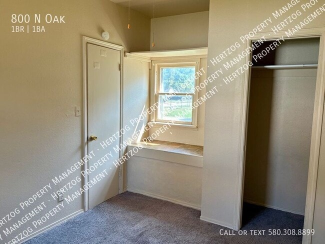 Building Photo - 800 N Oak-