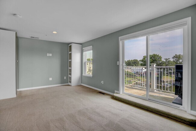 Building Photo - Stunning Townhome with Water Views!