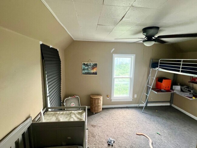 Building Photo - 4 Bedroom 2 Bathroom Fenced Moline Home