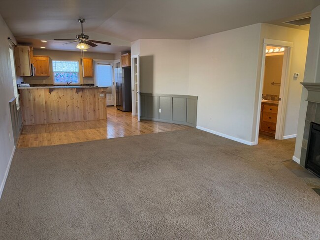 Building Photo - Wonderful 3 Bed/2.5 Bath Home in NE Bend -...