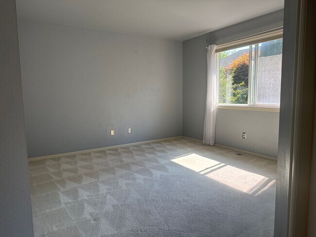 Building Photo - Exceptional 3 Bed, 2.5 bath in Sammamish w...