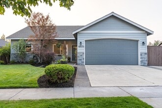 Building Photo - Prime Bend Location: Spacious 3-Bedroom, 2...