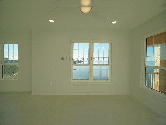Building Photo - 2-Bed, 2.5-Bath Water-Front Condo in South Tampa