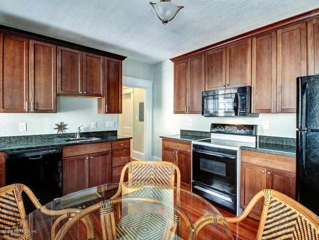 Building Photo - 2116 Herschel St