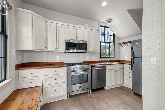 Building Photo - 3 Bedroom 2.5 Bath House in the hip Elliot...