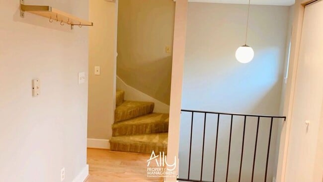 Building Photo - 583 Southampton Ct