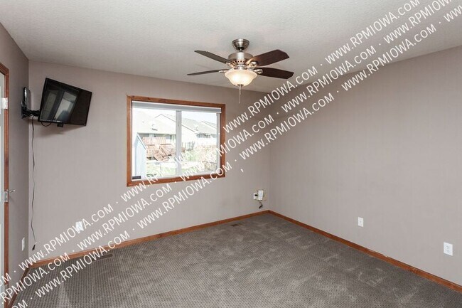 Building Photo - 738 NE Spring St