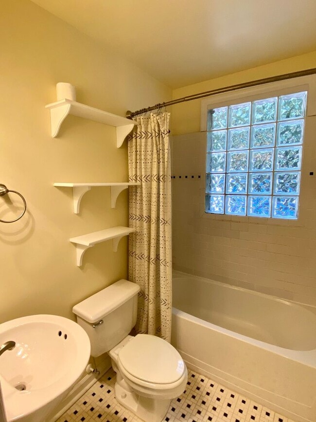 Building Photo - Adorable 2BR 1BA in Five Points - Applicat...