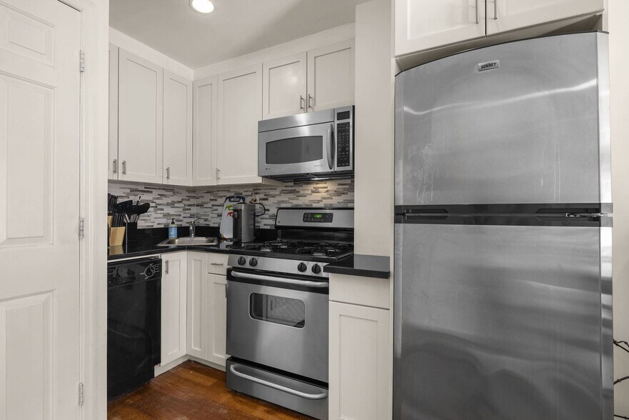 Building Photo - 15 St Marks Pl