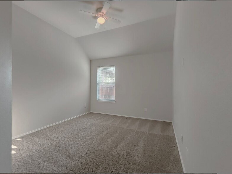 Building Photo - 824 Lake Grove Dr