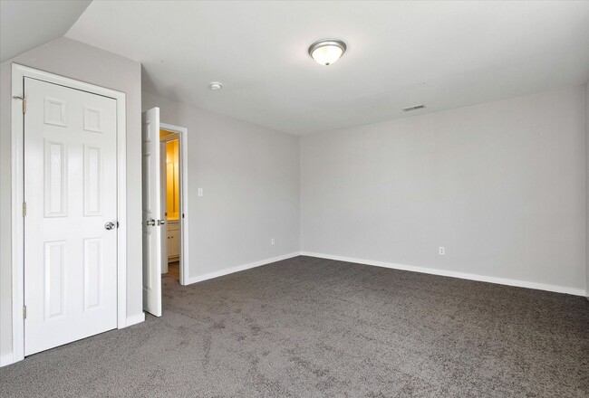 Building Photo - NEWLY RENOVATED 4 BEDROOM HOME IN ASHBROOK