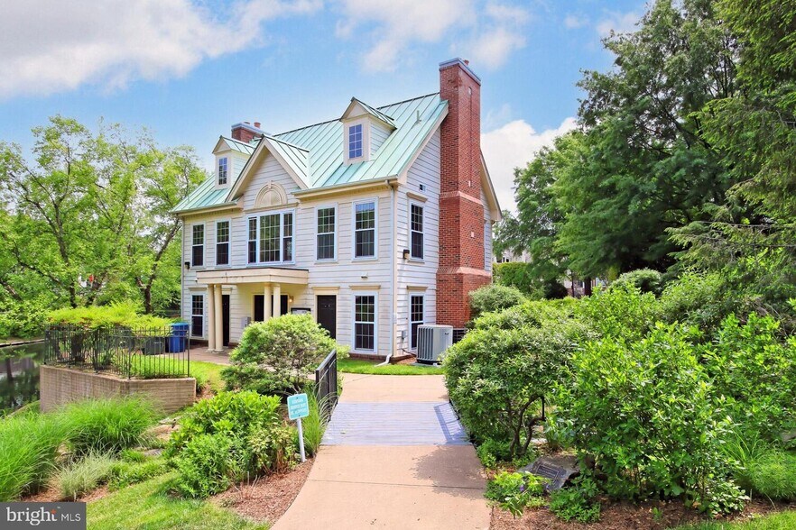 Building Photo - 1100 Quaker Hill Dr