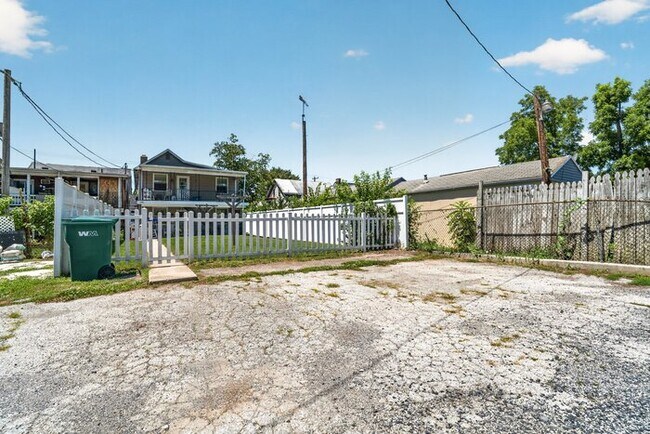 Building Photo - 256 S Washington St