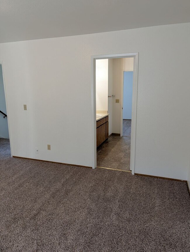 Building Photo - Great Townhouse in Anderson