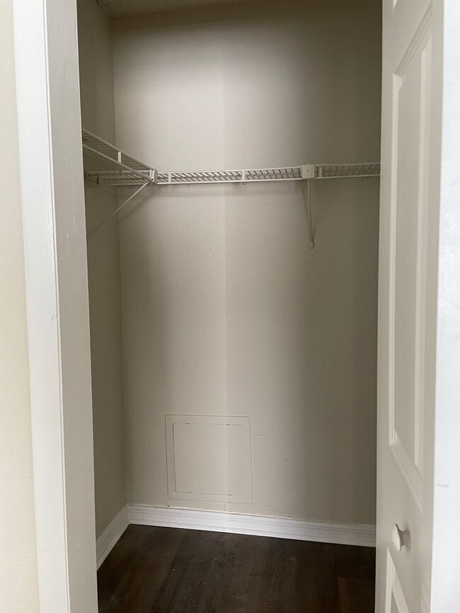 Building Photo - 1bed/1bath move-in ready condo $1140/month available December 2025