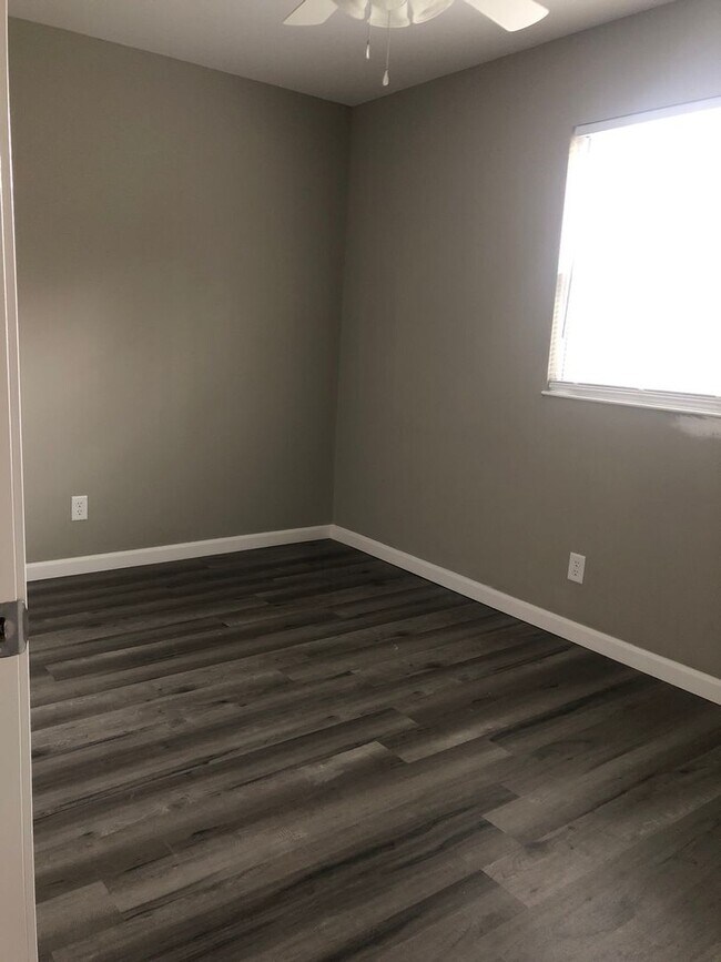Building Photo - Beautifully Renovated Two Bedroom Apartmen...
