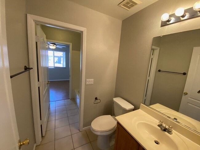 Building Photo - Close to community amenities!